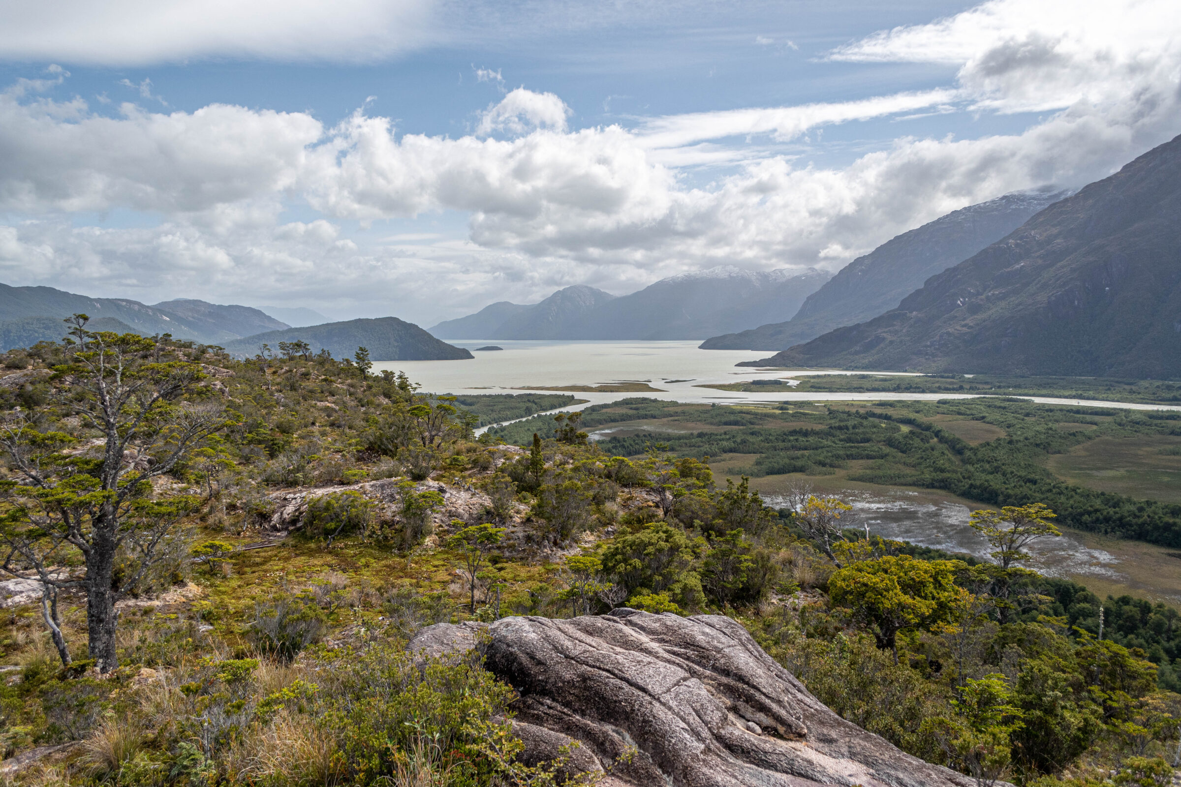 Uitzicht vanaf Mirador del Cerro, Caleta Tortel, Chili