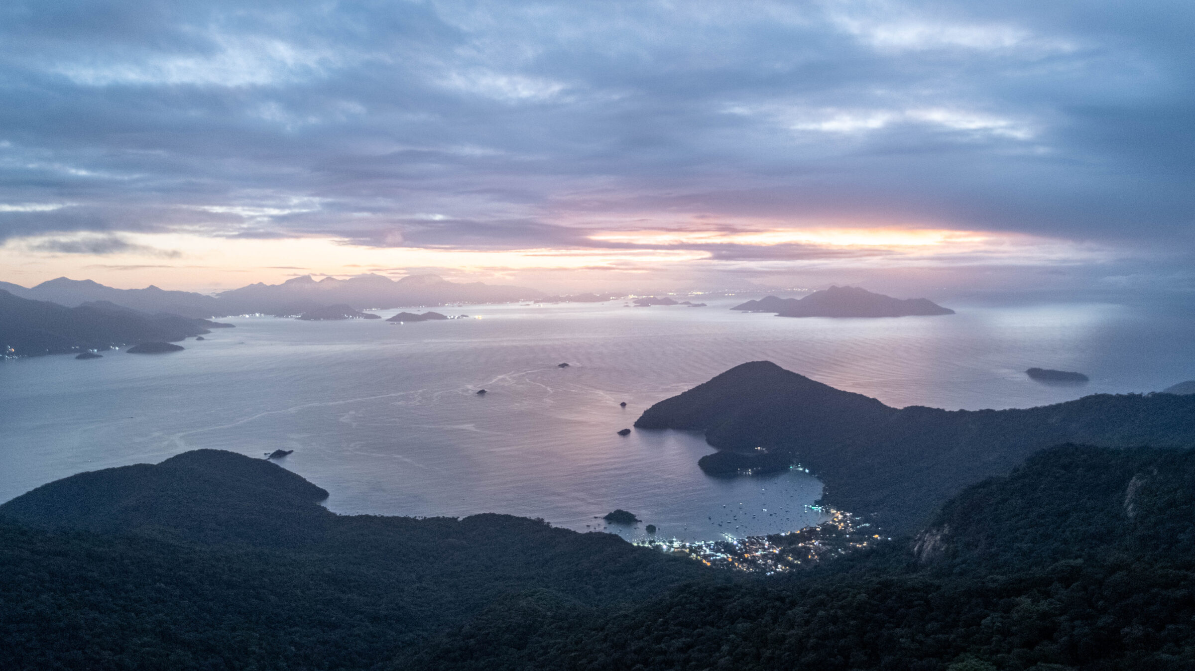 Uitzicht vanaf Pico do Papagaio, Ilha Grande, Brazilië