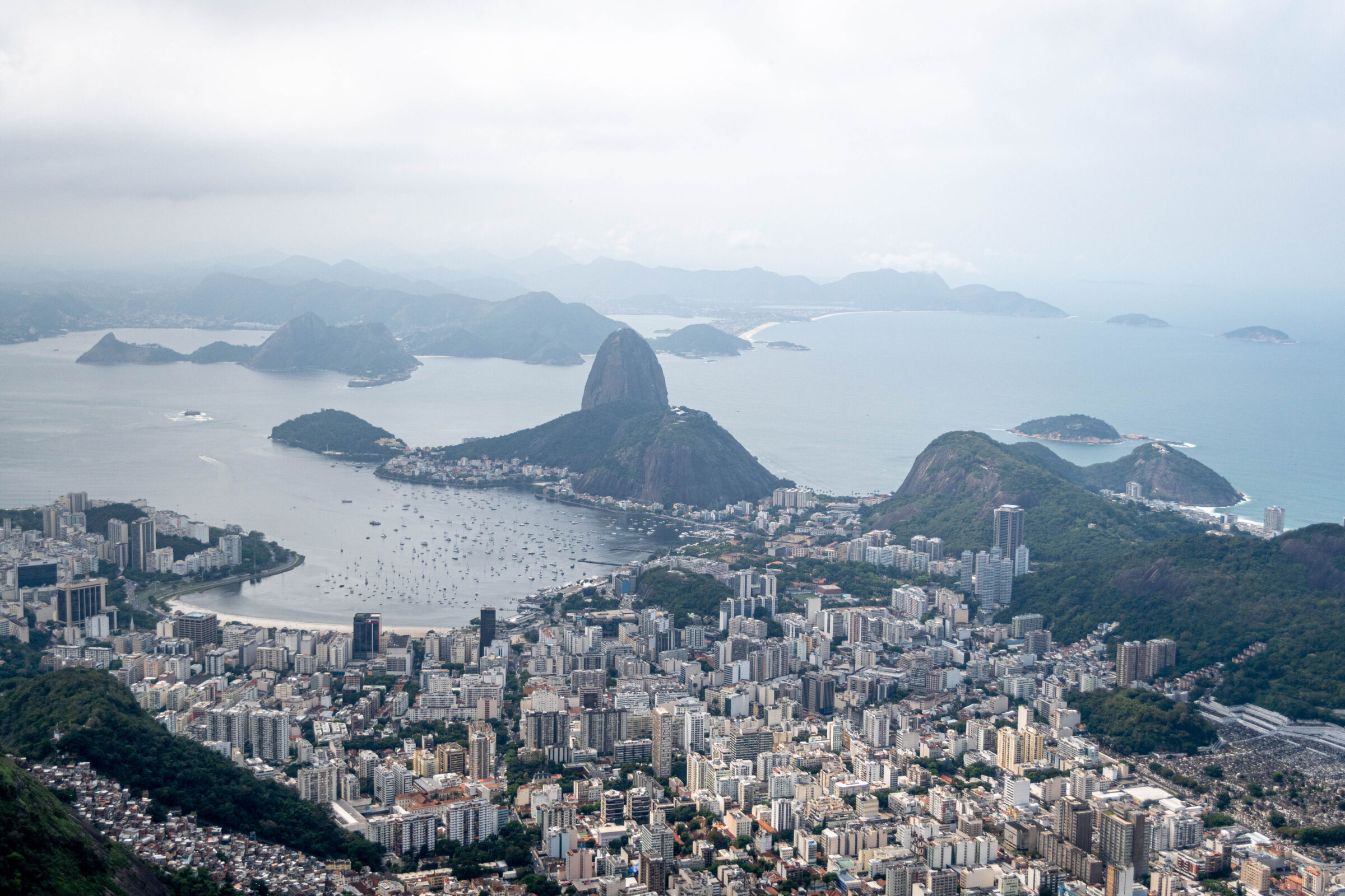 Uitzicht vanaf Christus de Verlosser over Rio de Janeiro, Brazilië