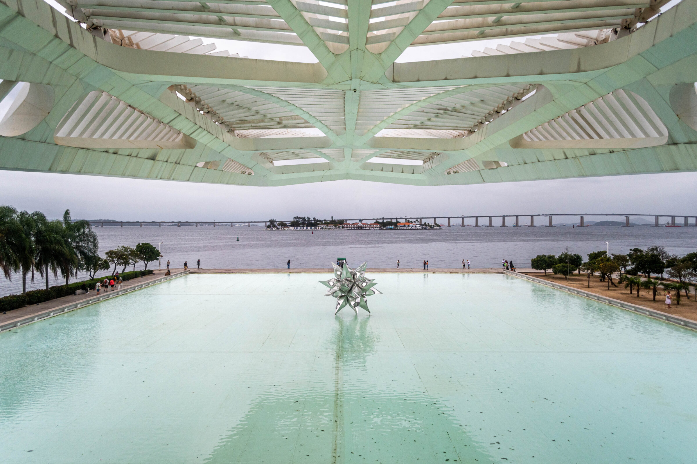 Zicht op de Guanabara Baai vanuit het Museu do Amanhã, Rio de Janeiro, Brazilië