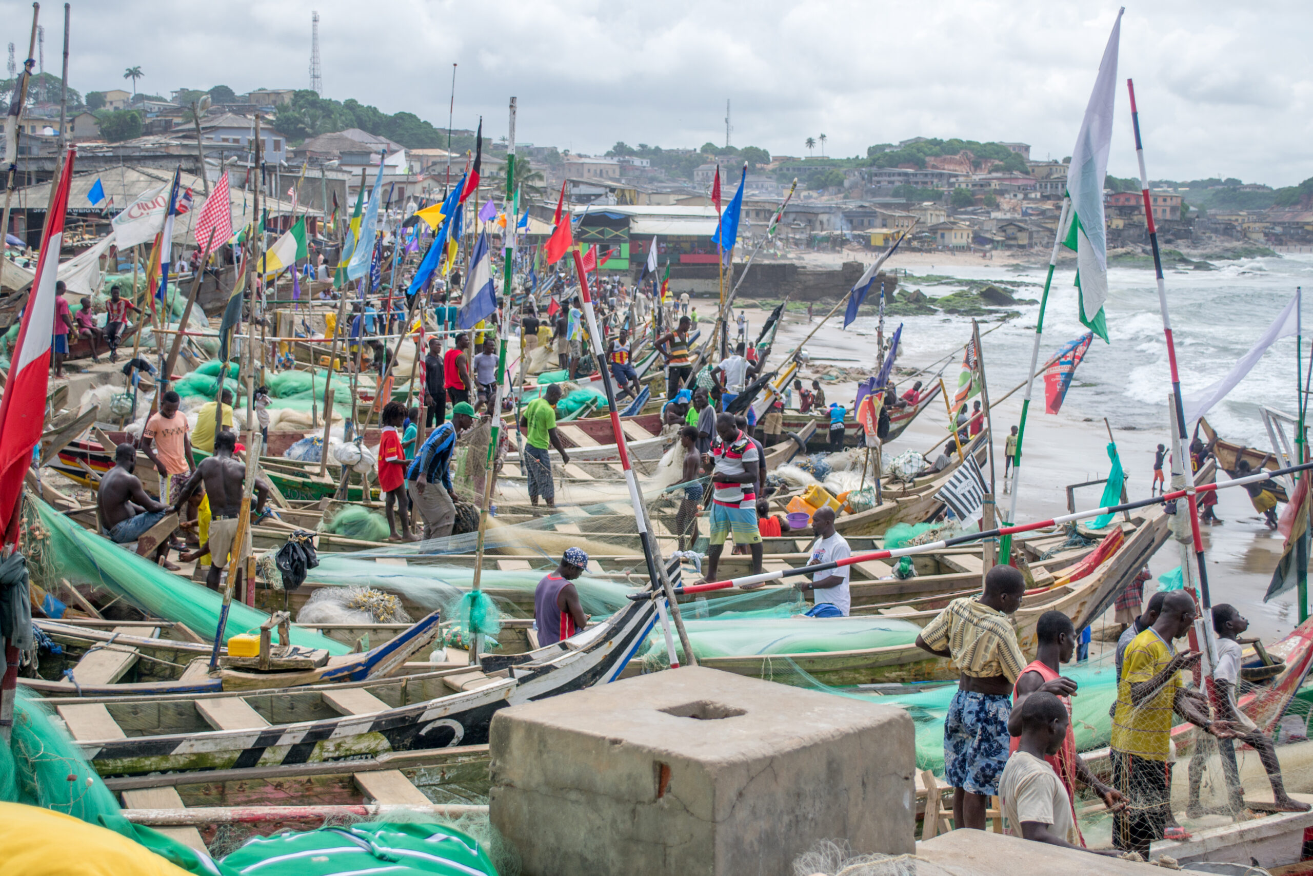 Druk vissersstrand in Cape Coast, Ghana
