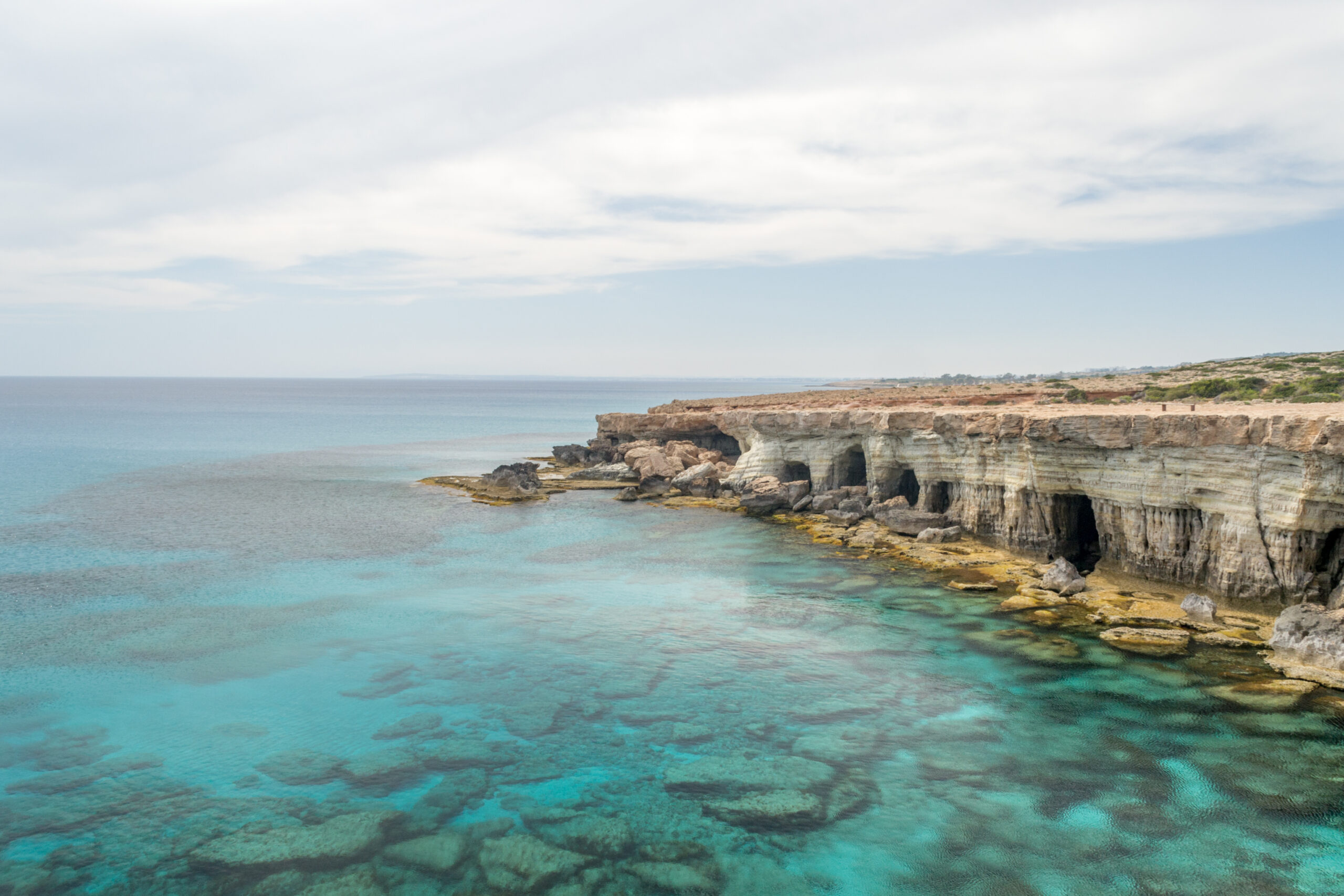 De kliffen van Kaap Greco Nationaal Park, Cyprus