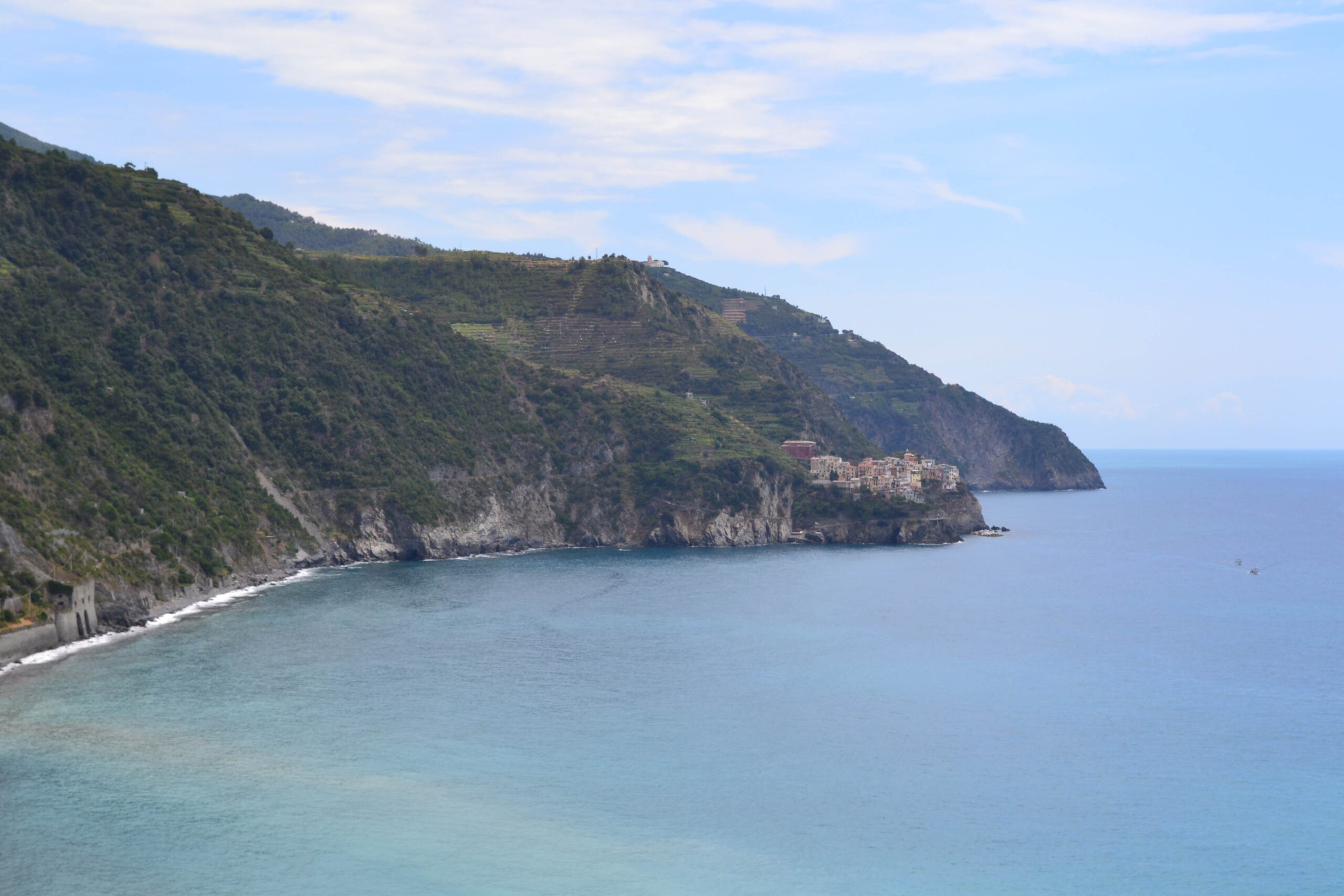 In de verte ligt Manarola, Cinque Terre, Italië