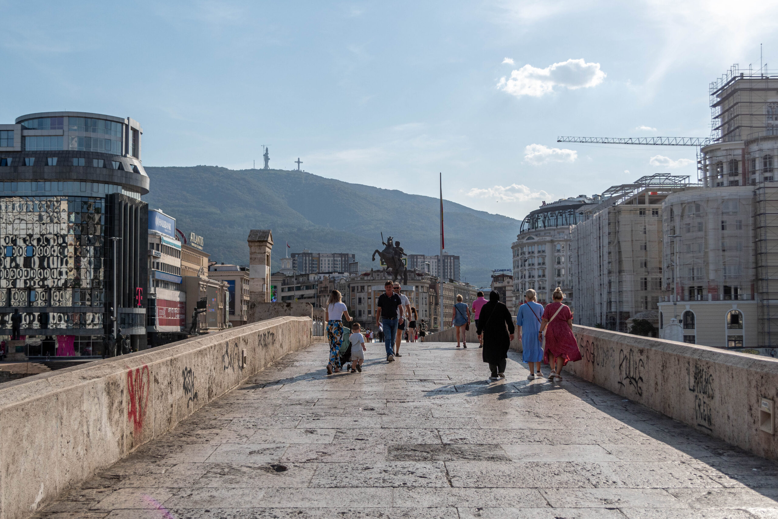 Het Plein van Macedonië, met daarachter het Millenniumkruis op de Vodno-berg, Skopje, Noord-Macedonië