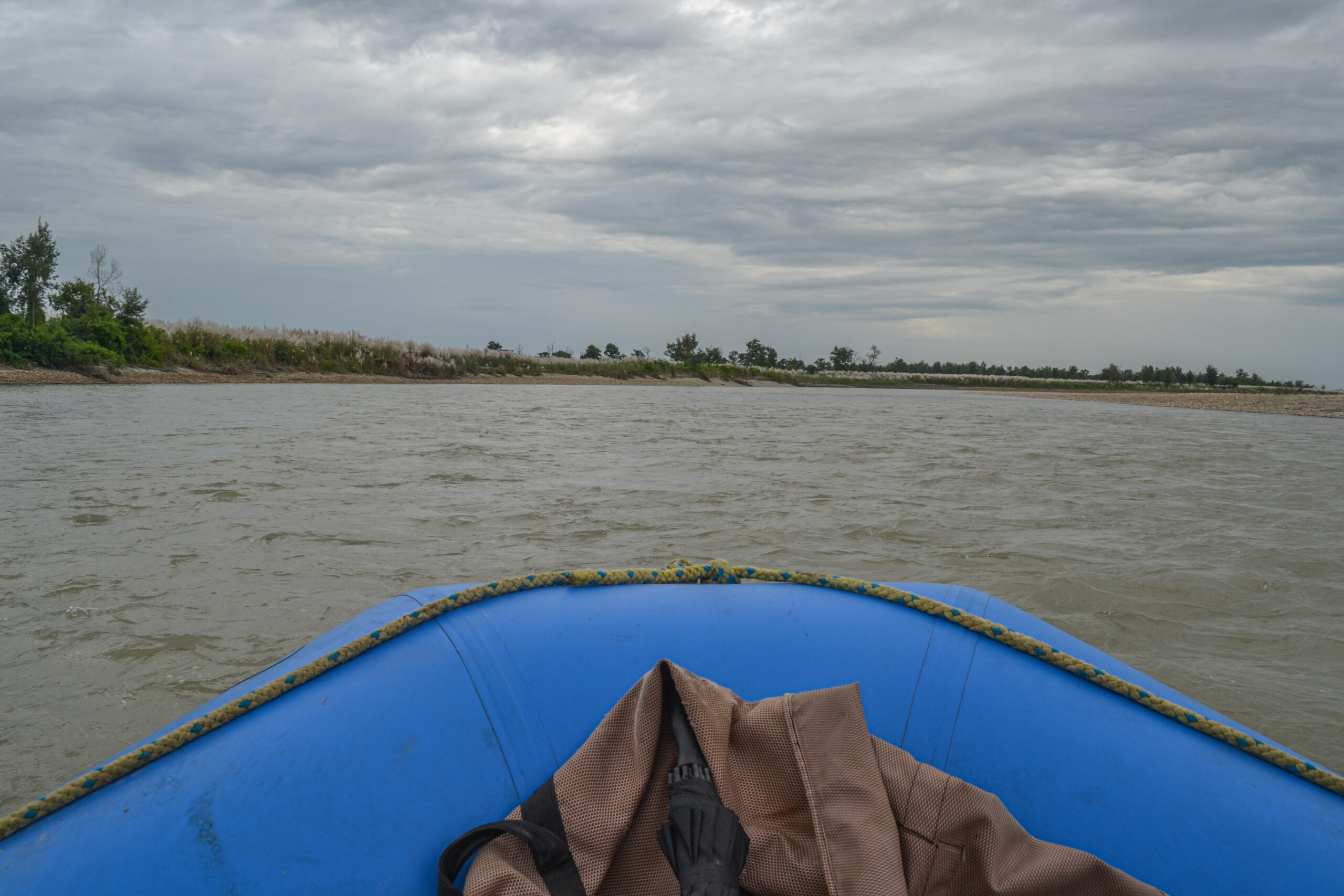 Raften op de Karnali-rivier, Bardiya National Park, Nepal