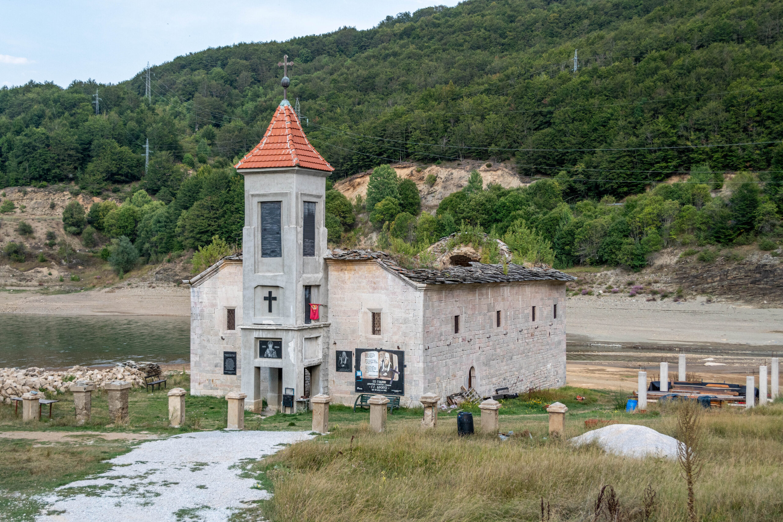 Verzonken Sint-Nicolaaskerk, Nationaal Park Mavrovo, Noord-Macedonië